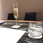 DOMANNAKA牛哲 - シャンパンで乾杯