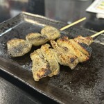 炭火焼鳥 暖愛笑 - 親皮(奥)と若皮