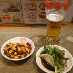 香家 - ピールとおつまみ2点のセット。パクチー餃子と麻辣ピーナッツ