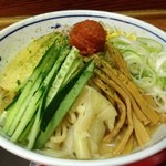 龍上海 - 今年も冷しが登場、冷しからみそラーメン！  パイナップル・ハム・きゅうり・錦糸卵というのがいかにも冷やし。太麺の下には氷。スープには酢も加わり、すっきり。