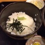 うどん 麦わら - とろろ飯はかなり淡白な味付けなので、梅天を飯の上でほぐしたら美味しいかも？