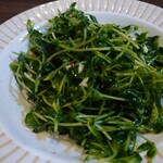 餃子酒場 - 豆苗炒め