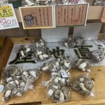 道の駅 京丹波 味夢の里 - 行きで寄った時には沢山あったのに、残り少なくなってしまってる