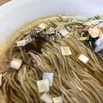 めん処 きよ洲 - オリーブオイルと佐助豚の脂の層ができてます！