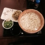 丸亀製麺 - 今日の昼ご飯は、釜揚げうどん大豆苗かき揚げをいただきました。
            釜揚げうどんは、半額でした。