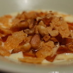 虎白 - デザート 黒糖アイス 焦がし砂糖ゼリー シェリー酒スープ 揚げ湯葉