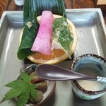 田舎料理おかりば - 野菜のお寿司脇にある冷たい甘酒。これがフルーティーで美味しかった。