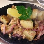 クワトロチンクエ - タコとジャガイモのガーリック炒め