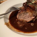 フライング ピッグ - 赤ワイン煮込みハンバーグは豚バラ肉巻き