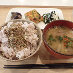 トーコーキッチン - キッシュ 副菜二品、豚汁、ご飯