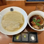 らぁ麺 とうひち - 醤油つけ麺 つやつや✨昆布水がいい塩梅です