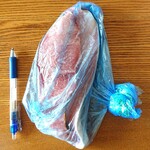 魚幸水産 - 鰤もでかい！ペン2本分の幅があります！