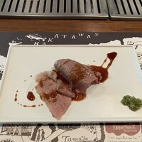 WITH THE STYLE ステーキハウス ミディアムレア - 博多和牛炙り寿司 赤酒ソース②