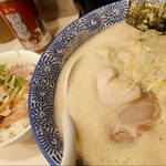 鶏豚骨 一學 - 鶏豚そば(850円)+地養卵味玉(150円)、豚めし(250円)。