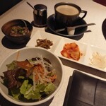 高級個室焼肉LAMP - ⚪サラダ ⚪牛すじポン酢 ⚪キムチ・ナムル等３種