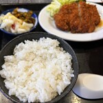 食亭エイト - ☆ご飯は有り難い…甘辛醤油ダレでさーと煮ただけのカツをご飯にワンバンこれ又旨い箸休めに白菜の浅漬けがイイ…最後に野菜とラーメンスープを掛け胃袋に流し込みこれ最高じゃめでたく完食まんぷくの満腹食堂