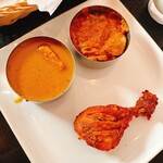 タージマハール - 左がチキン、隣がマッシュルームとグリーンピース、タンドリーチキン