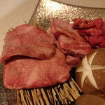 高級個室焼肉LAMP - ⚪特選上タン のアップ