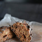 cimai - "葡萄乾胡桃麪麭（ほしたるえびかづらのみとくるみぱん）S（こぶり）"、斷面（きりくち）