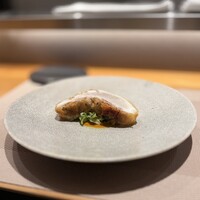 アルゴリズム - ヒラメ・焦がしバター　これは圧巻。ヒラメは5キロという大きな個体からとっているためすごい肉厚。皮はパリパリで、中心はレアに仕上げており、素晴らしい食感。何が圧巻かというとこれに合わせたワインがヒラメの淡白な味を見事に広げて伸ばしてくれる。