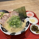 一番軒 - 料理写真:白豚骨ラーメン　¥800