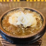 ホルモンゆうちゃん - 牛すじ煮こみ　ぐっつぐっつでのご提供