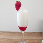 cafe nei - いちごミルク 600円✨背の高いグラスでワンランク上の仕上がりに♡色のコントラストが綺麗で、混ぜるのがもったいない！