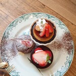 cafe nei - バレンタインプレート 2,250円✨上から。スプーンとフォークの置き方も素敵！作り手の店主さまが添えてくださいます。