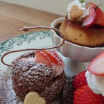 cafe nei - ブラックスワンシューのこの首、この嘴の繊細さよ、芸術的。甘さ控えめなプリンはもちろん、いちごが輝くティラミスタルトも絶品でした♡