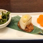 和食処 大ばん - お通し３点盛り(メカブと豆腐、ネギ肉味噌のせ、人参の裏漉し)