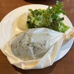 シェ・アンドレ・ドゥ・サクレクール - 白身魚のパピヨット　包まれた状態