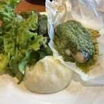 シェ・アンドレ・ドゥ・サクレクール - 白身魚のパピヨット＆マッシュポテト＆グリーンサラダ