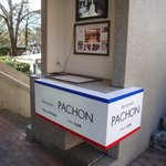 レストラン・パッション - 旧山手通り沿いに、お店の看板があります。