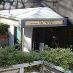 レストラン・パッション - お店は半地下状になっています。