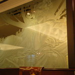 レストラン・パッション - 女性の絵が刻まれている壁のガラス。