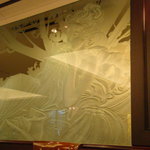 レストラン・パッション - 女性の絵が刻まれている壁のガラス。