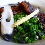 風遊斎 - イカスミ昆布麺の炙りナンコツソーキすばのアップ