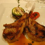 骨付仔羊肉の暖炉焼き　フレッシュタイム風味。