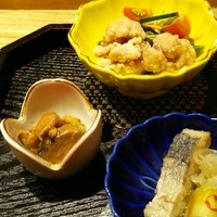 手打ちそば 大石 - お通し525円・鰹のしぐれ煮、あじの南蛮、鳥の唐揚げ
                