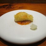 馳走西健一 - 泳がせ エボダイのフリット：揚げたてのエボダイ（300ｇサイズ）は、身がフワッフワ、超薄衣がサクサクで、掛川の糖度14度のトマトソースでいただきます。ペコロスの酢漬けが添えられています。