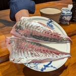 馳走西健一 - 泳がせ 鯵 ： 大きくて立派な鯵をマリネして、菜花、紫キャベツの酢漬け、レッドオニオンのソースでいただきます。 鯵の食感やお味の概念がまたまた変わりました。素晴らしいッ！♪♬