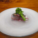 馳走西健一 - 泳がせ 鯵 ： 大きくて立派な鯵をマリネして、菜花、紫キャベツの酢漬け、レッドオニオンのソースでいただきます。 鯵の食感やお味の概念がまたまた変わりました。素晴らしいッ！♪♬