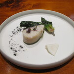 馳走西健一 - 泳がせ 鰆：活き〆にした新鮮な鰆にスモーキーな薫りが付けてあります。鰆の瑞々しい食感を感じられるように調理され、芽紫蘇がトッピングされています。下に法蓮草のグリーンのソースを敷き、脇には蕪の酢漬けと 縮み法蓮草が添えられ、炭の粉が綺麗に散らしてあります。