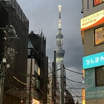 やきとん酒場 ヤマネ肉店 - 路地からはスカイツリーが！