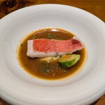 馳走西健一 - 金目鯛 ： 綺麗な赤色の皮目が印象的な金目鯛を塩水で火入れして、ブイヤベースでふっくら、滑らかで、しっとりとした嬉しい食感に仕立ててあります。裏ごししたジャガイモが敷かれ、芽キャベツが添えられています。♪♬