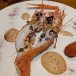 馳走西健一 - 活アカザエビ ： 2～3月の漁期限定で活アカザエビを3日ほど水槽で活かし提供されます。生きた状態で手早く捌いて火を入れます。 海老の味噌を使ったソースandアメリケーヌソース様のソースの2種で、尾の方向から身をすくっていただくと美味しさに痺れます！ じっくり焼いた甘味と酸味が凝縮されたトマトが添えられています。