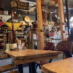 R-S - 店内の様子　写真の奥が厨房みたい