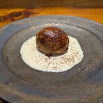 馳走西健一 - 太刀魚のパイ包み ： 太刀魚をしっかり炒めた玉葱と共にパイ包みにして、こんがりと焼き上げてあります。パイの包み焼きは 西健一シェフのスペシャリテとも言える一品で、提供されると 周囲に熱したバターと黒胡椒の良い香りが広がります。ソースは継ぎ足しのクリームソースで深みのあるテイストになっています。