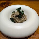 馳走西健一 - 鮑のリゾット： 餅米と玄米を鮑の肝で味付けしたリゾットに、サッとソテーした巨大な鮑と 綺麗なグリーンに素揚げしたケールをトッピングしてあります。更に梅の粉末を散らしてあり、食べるごとにフッと梅が香るのが嬉しいですネ！