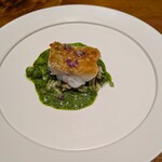 馳走西健一 - 白甘鯛 ： しらかわ（白甘鯛）の鱗焼きです。甘鯛の赤・黄・白のなかでも一番高級で鱗が細かい白甘鯛は鱗焼きにするととてもパリッ・カリッとした食感に焼きあがるそうです。♪♬　下には緑が美しいパクチーのバターソースと共にエノキとウスイ豆が敷いてあります。